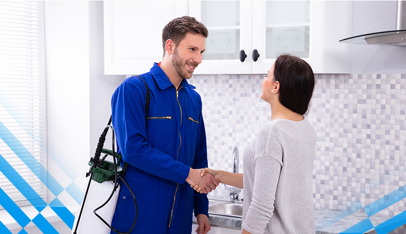 contractor and client shaking hands to close the deal for pest control home inspection