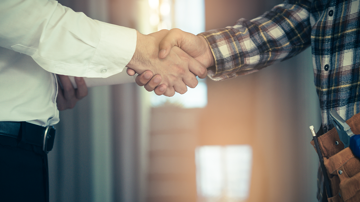 restoration contractor closing a deal with the client shaking the hand